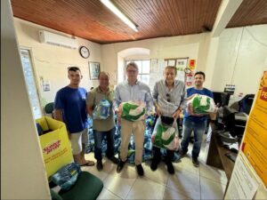 Governo do Estado entrega cestas básicas e kits de limpeza para pescadores da região de Laguna