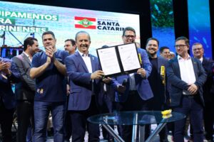 Governador autoriza compra de equipamentos de segurança para pescadores durante abertura da Marejada em Itajaí